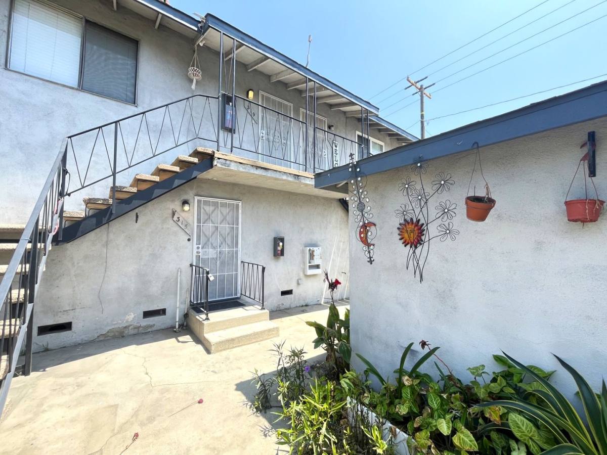 Apartment for rent at 307-319 E 6th St, Azusa, CA 91702