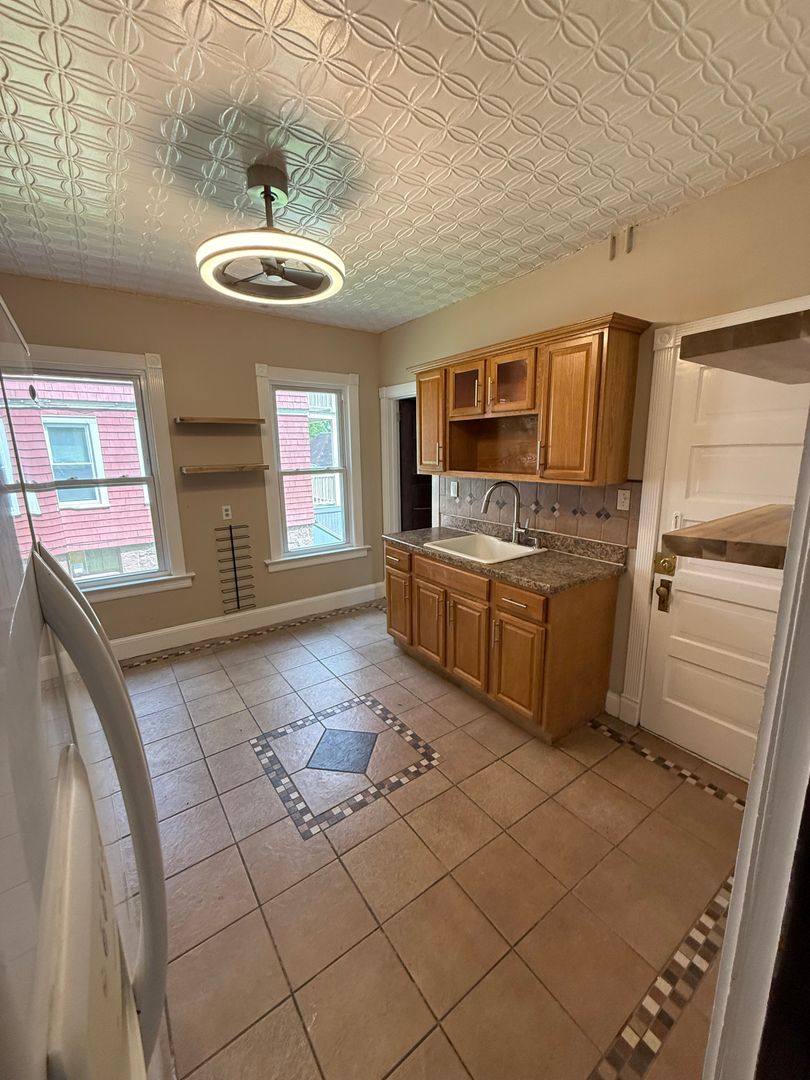 Apartment for rent at 260-262 Oxford St, Hartford, CT 06105