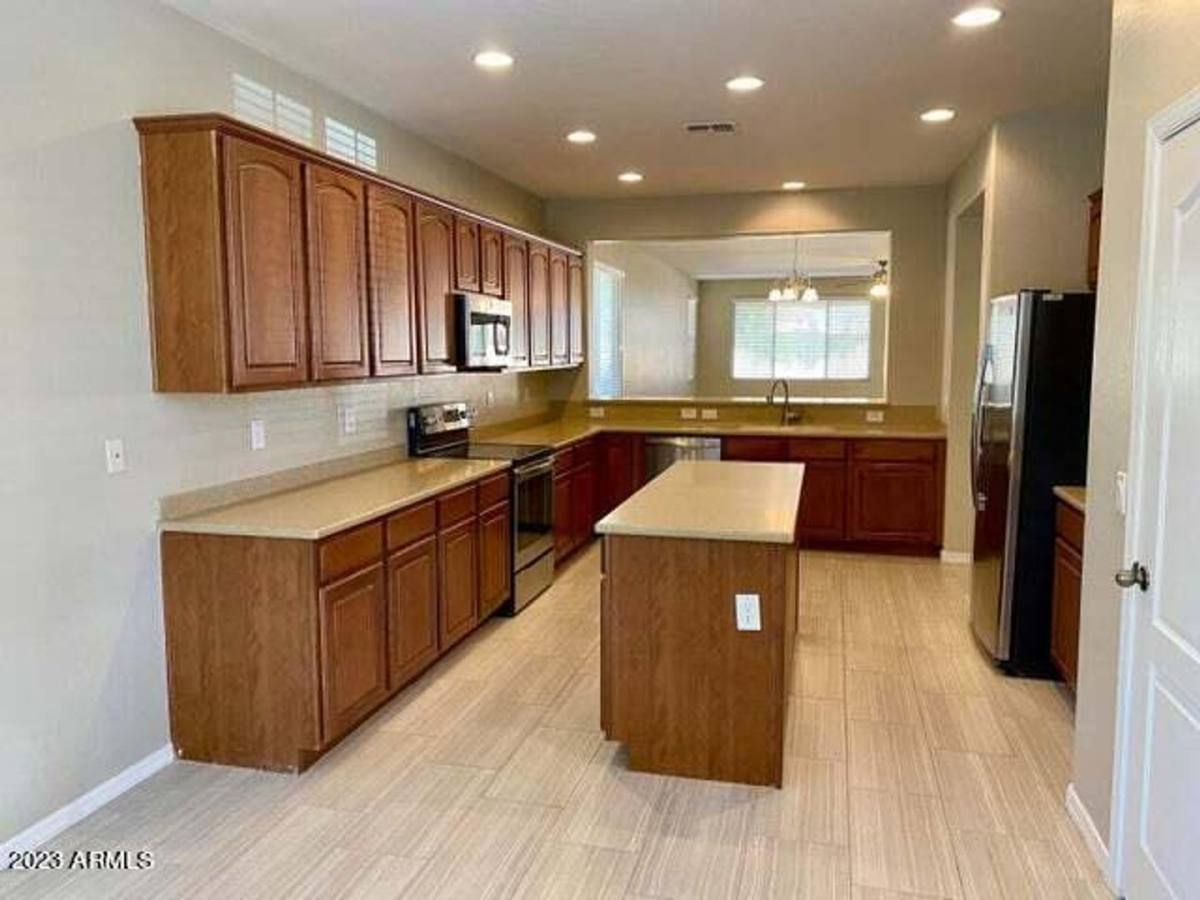 House for rent at 654 W Desert Mountain Dr, San Tan Valley, AZ 85143