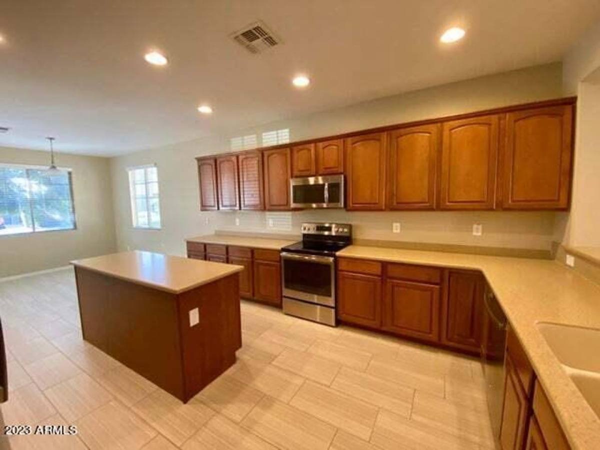 House for rent at 654 W Desert Mountain Dr, San Tan Valley, AZ 85143