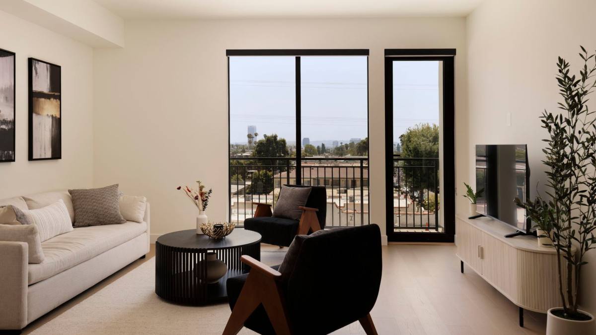 Apartment for rent at 806 N Edinburgh Ave, Los Angeles, CA 90046