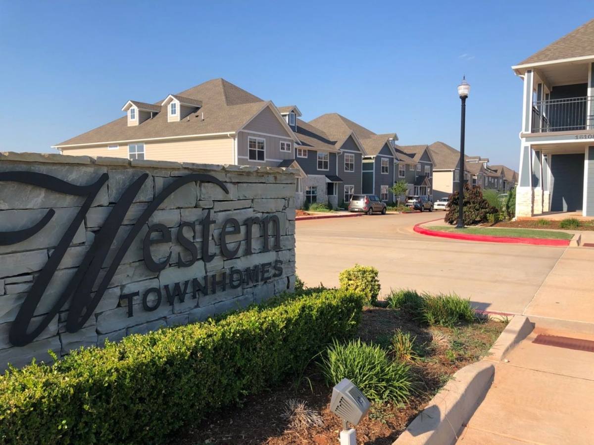 Apartment for rent at 16108 N Western Ave, Edmond, OK 73013