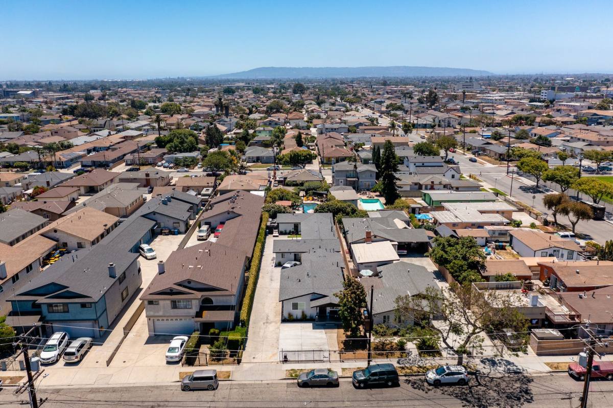 Apartment for rent at 4236 W 129th St, Hawthorne, CA 90250