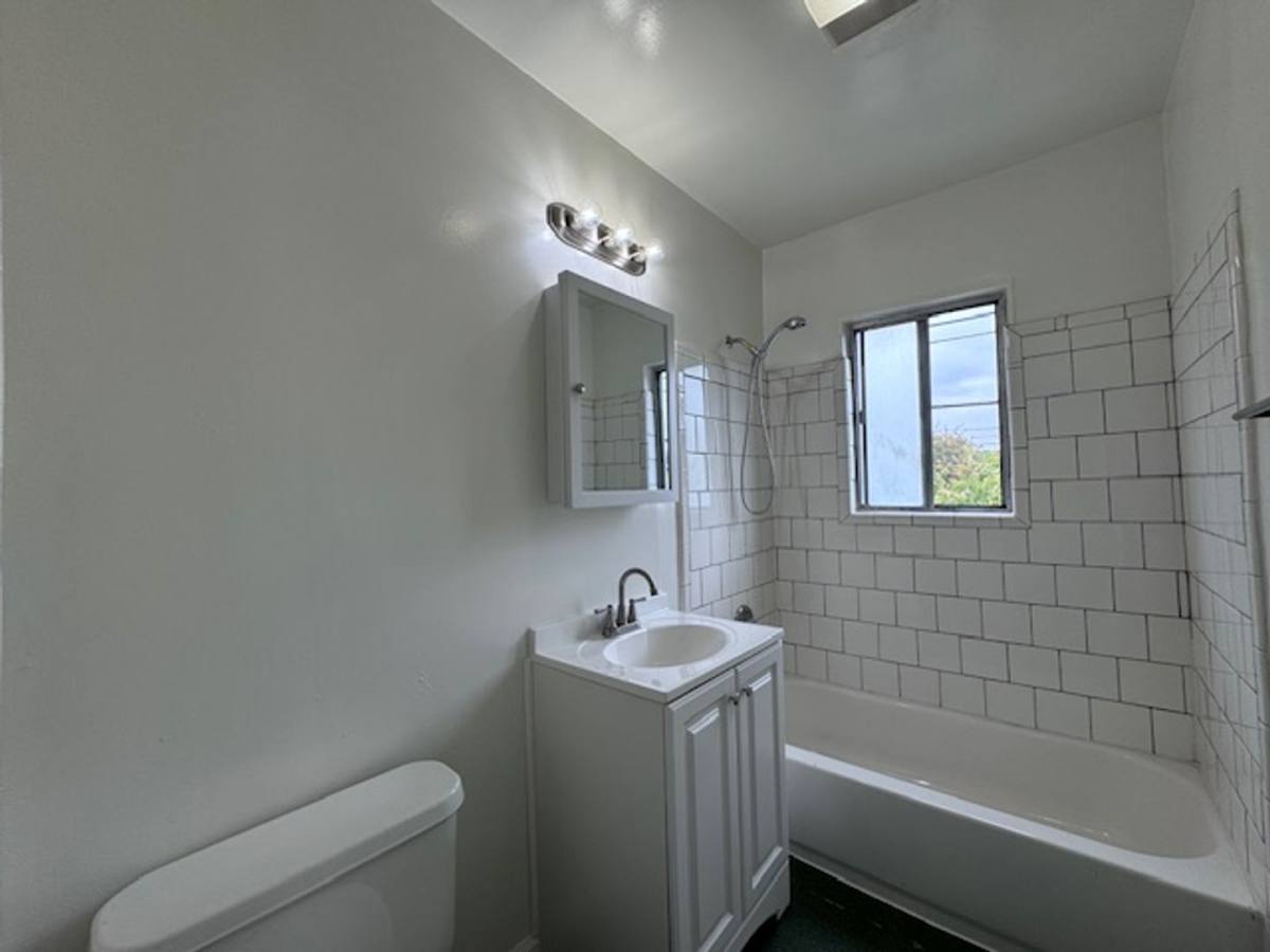 Apartment for rent at 1561 W Pacific Coast Highway, Long Beach, CA 90810