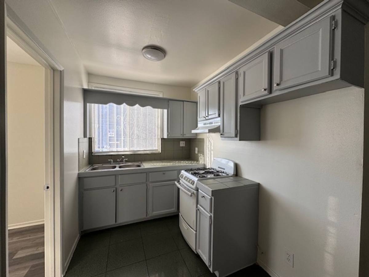 Apartment for rent at 1561 W Pacific Coast Highway, Long Beach, CA 90810