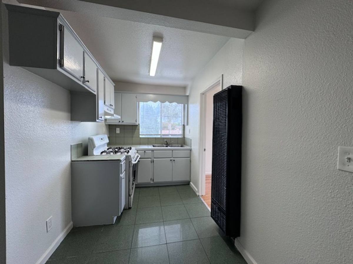 Apartment for rent at 1561 W Pacific Coast Highway, Long Beach, CA 90810