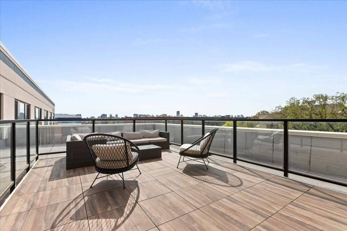 Apartment for rent at 1900 W Lawrence Ave, Chicago, IL 60640