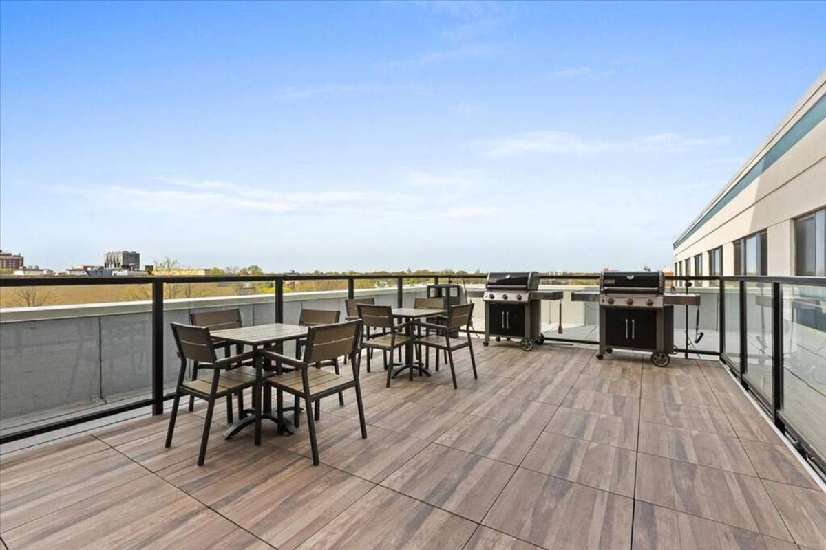Apartment for rent at 1900 W Lawrence Ave, Chicago, IL 60640