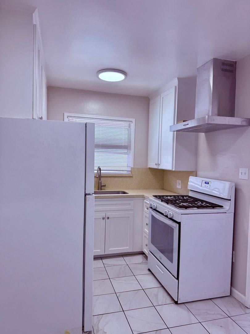 Apartment for rent at 4433 E 4th St, Long Beach, CA 90814