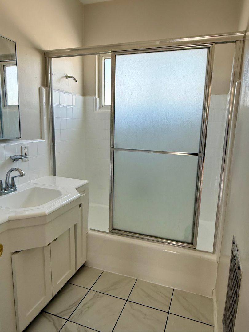 Apartment for rent at 4433 E 4th St, Long Beach, CA 90814