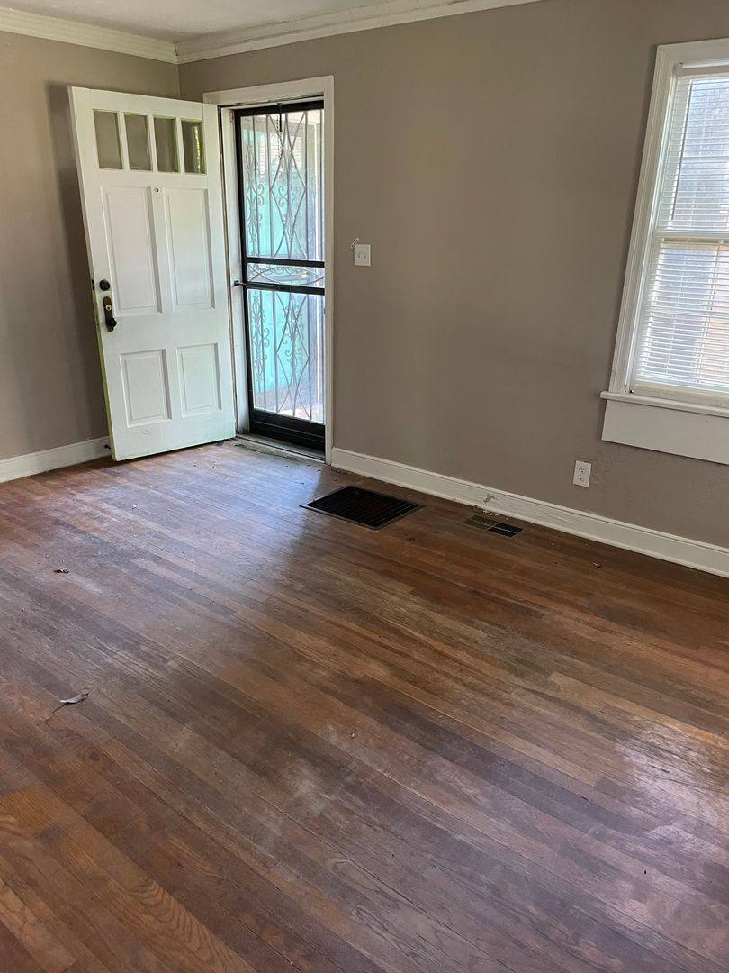 House for rent at 2020 Courtland Place, Memphis, TN 38104