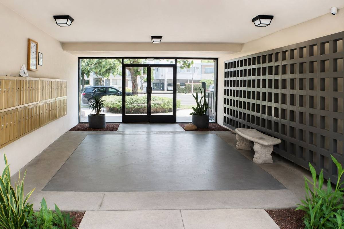 Apartment for rent at 15120 Victory Blvd, Van Nuys, CA 91411
