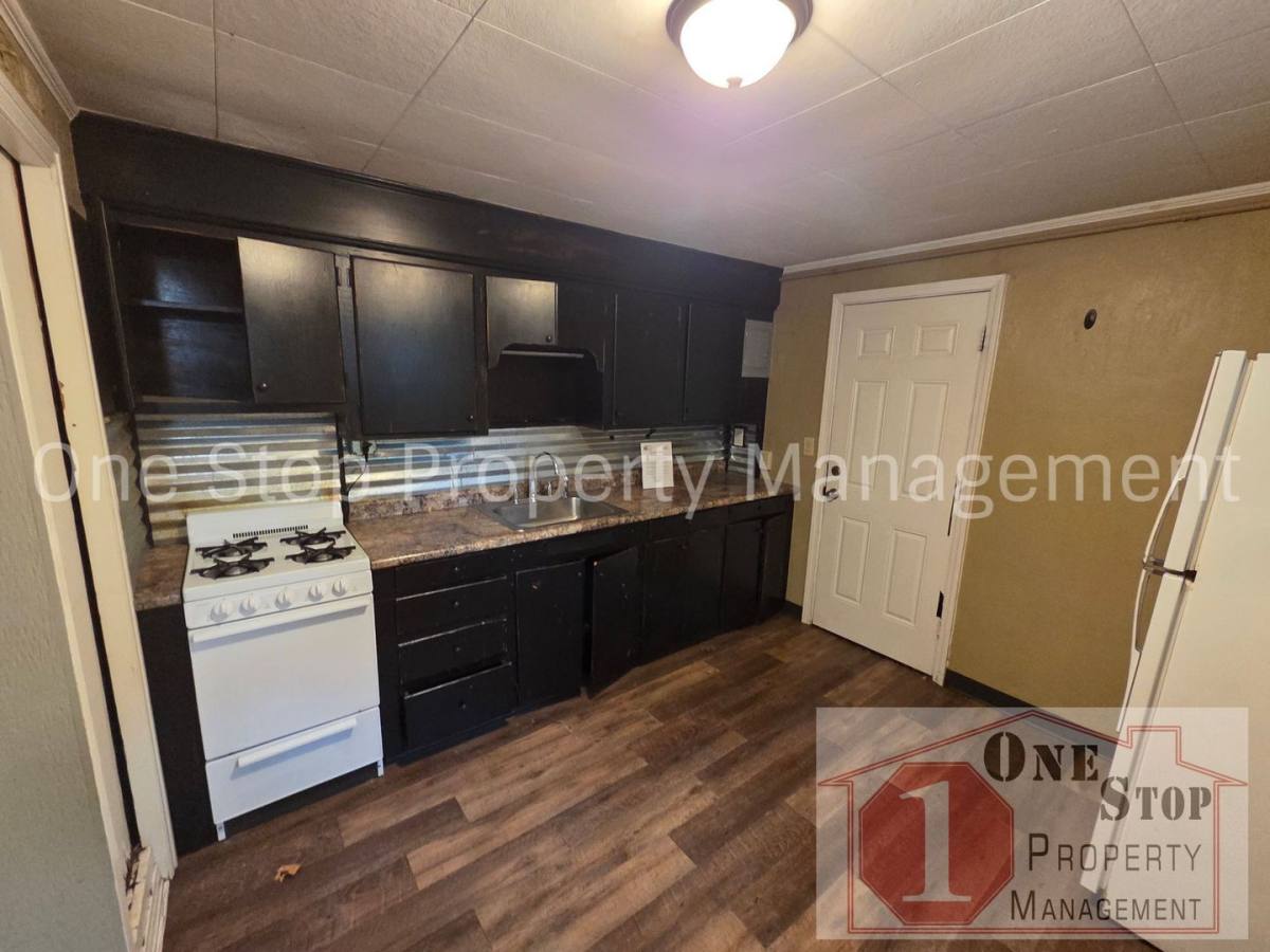 Apartment for rent at 1312 1 2 N Main St, Independence, MO 64050