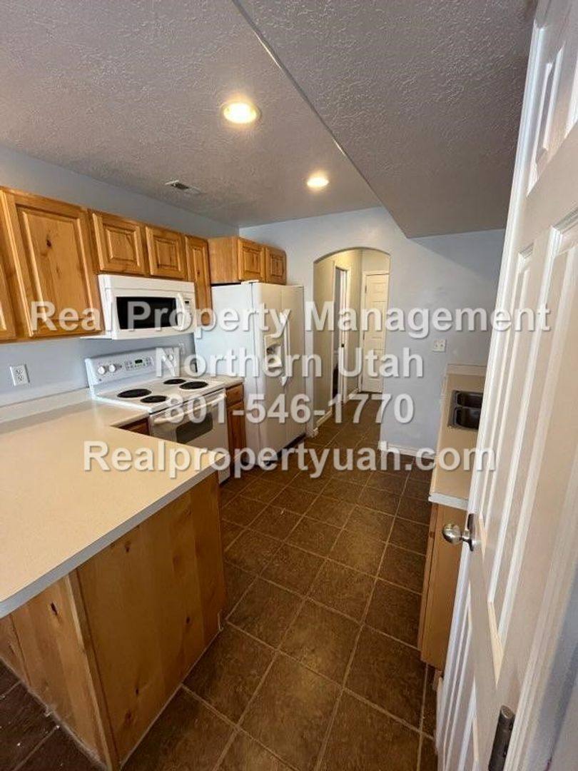 Townhouse for rent at 652 W 800 N, Clearfield, UT 84015