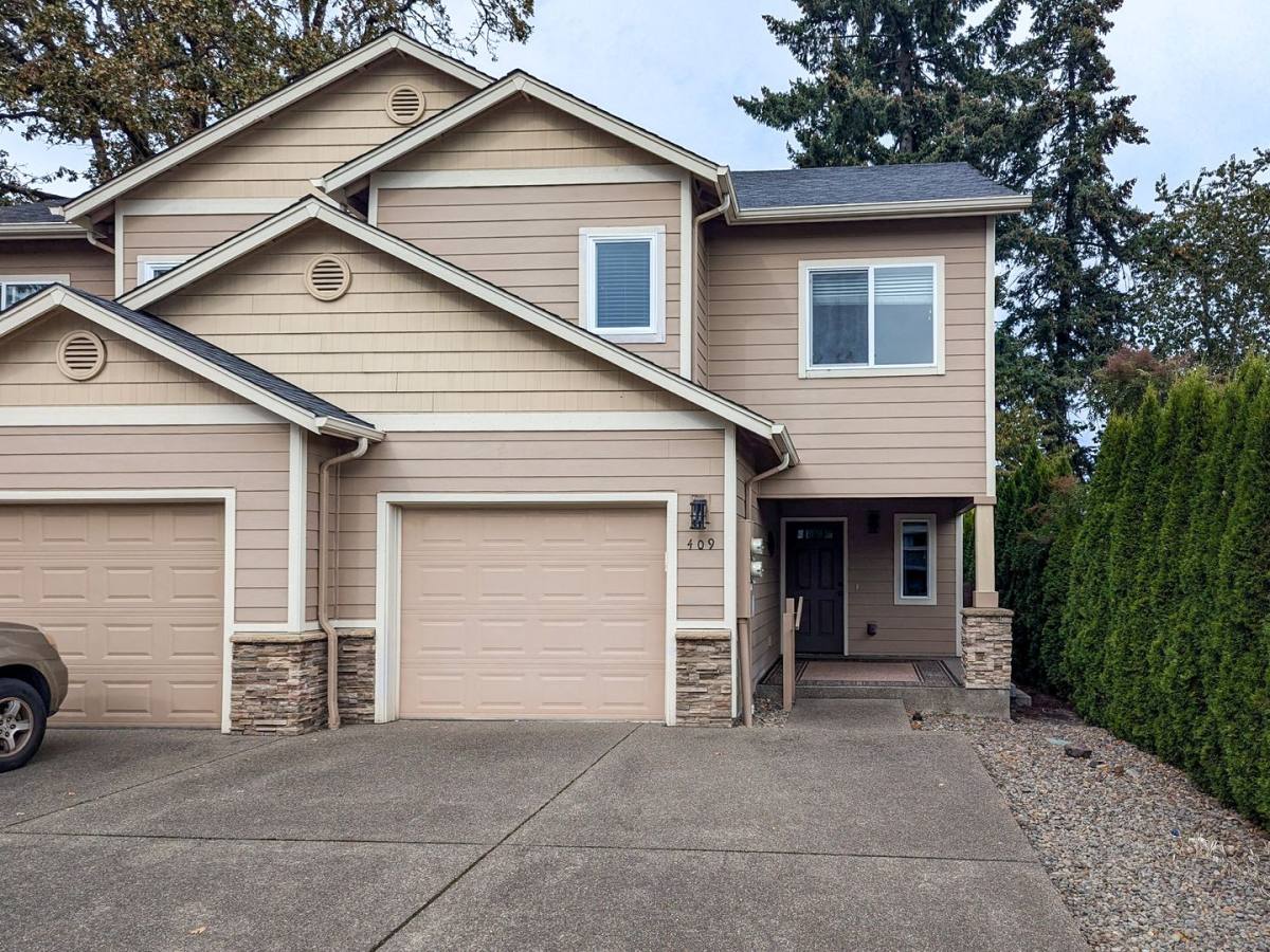 Apartment for rent at 407 & 409 Madrona Ave SE, Salem, OR 97302