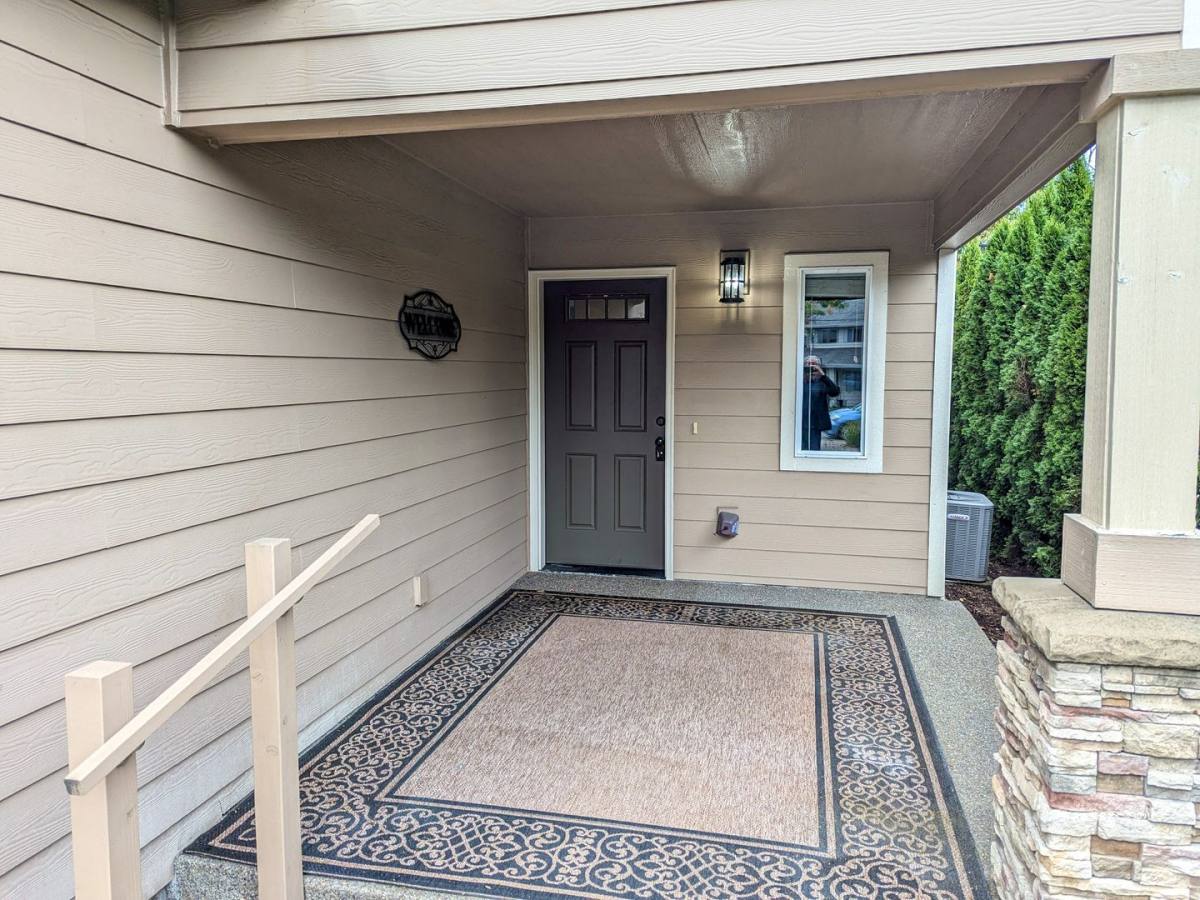 Apartment for rent at 407 & 409 Madrona Ave SE, Salem, OR 97302