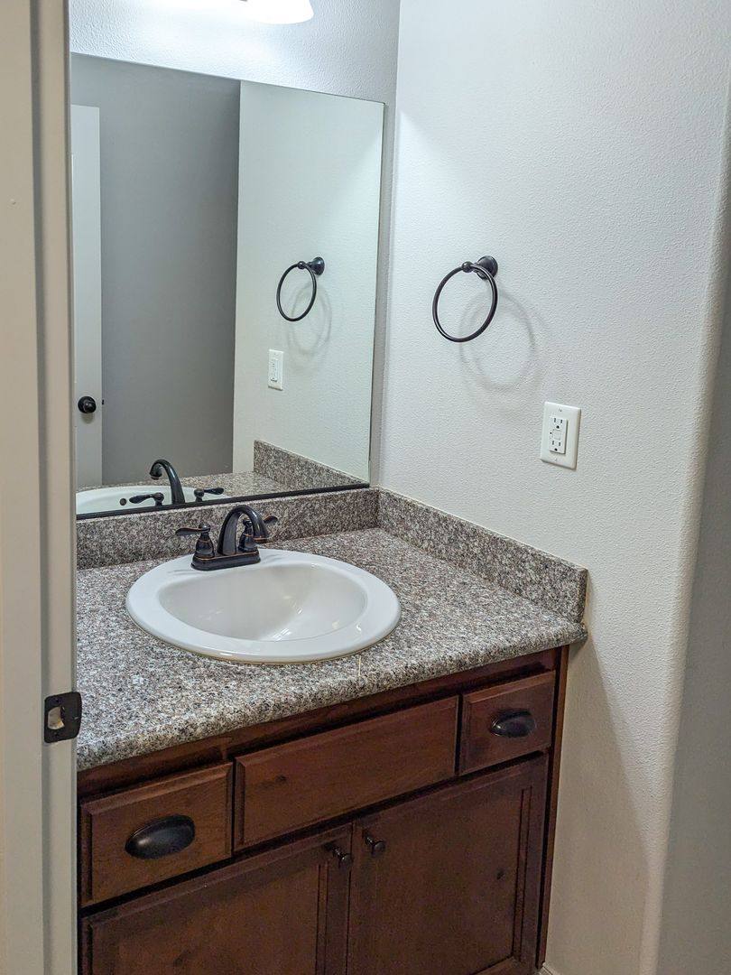 Apartment for rent at 407 & 409 Madrona Ave SE, Salem, OR 97302