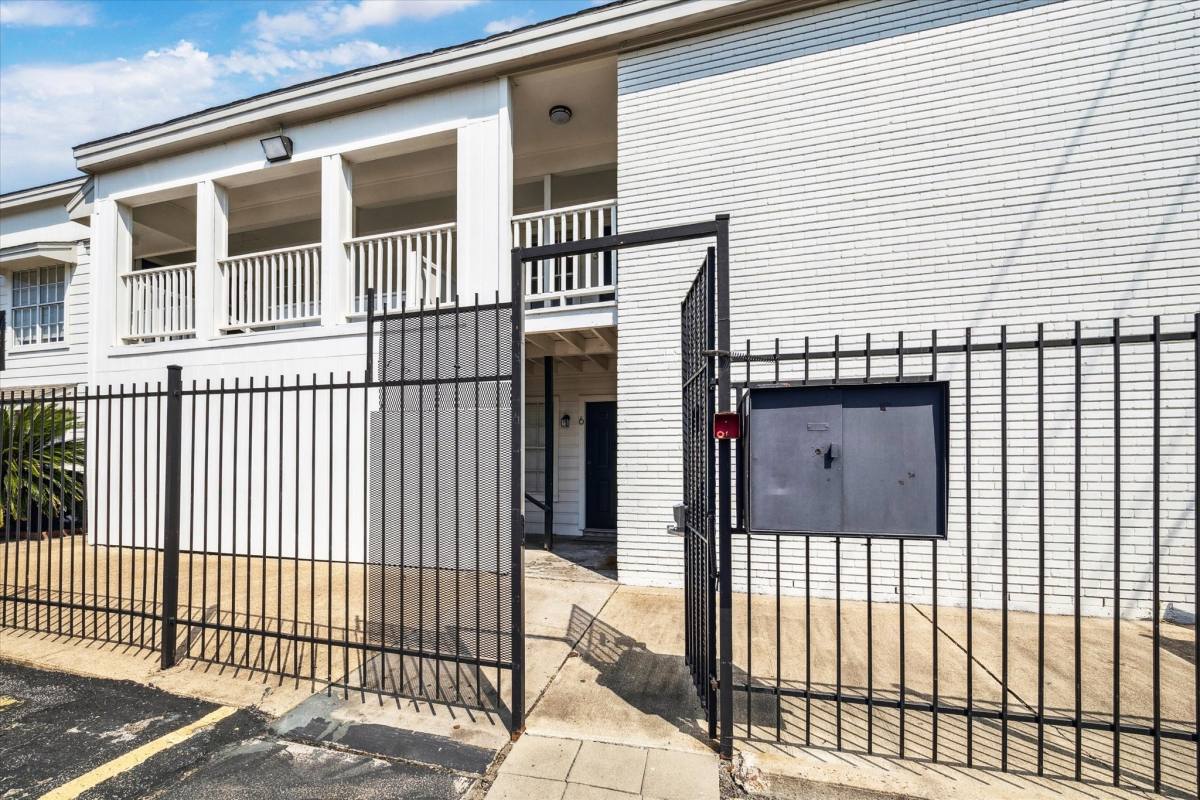 Apartment for rent at 1011 W 10th St #3, Houston, TX 77008
