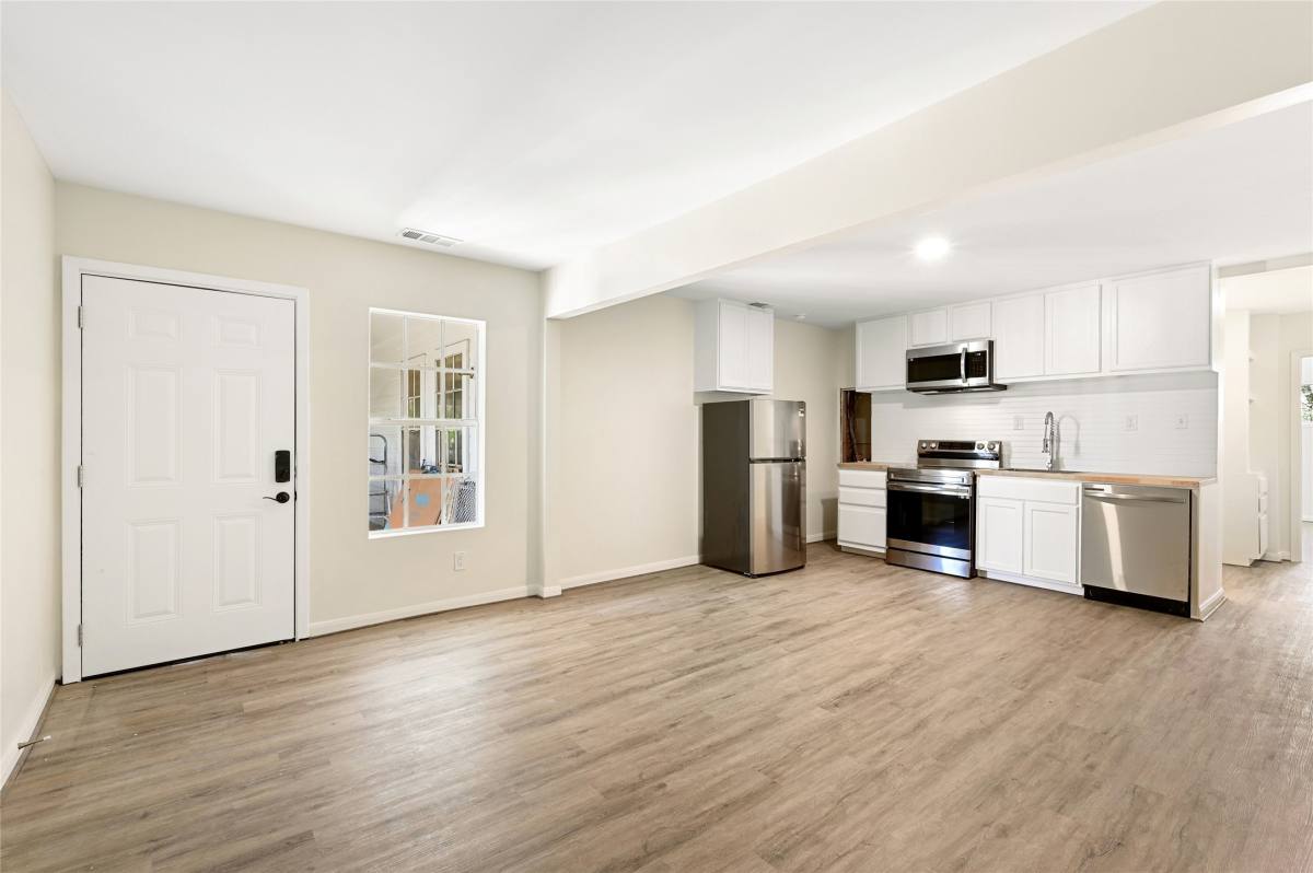 Apartment for rent at 1011 W 10th St #3, Houston, TX 77008