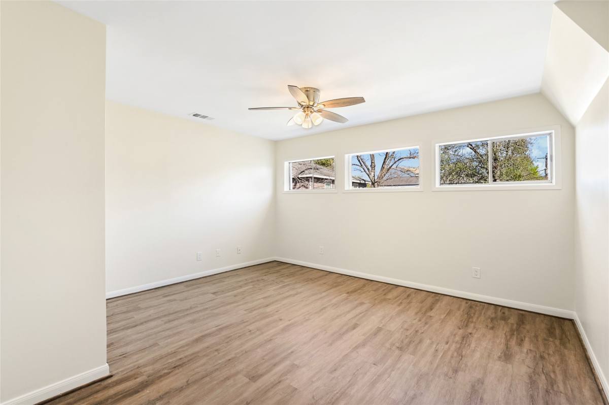 Apartment for rent at 1011 W 10th St #3, Houston, TX 77008