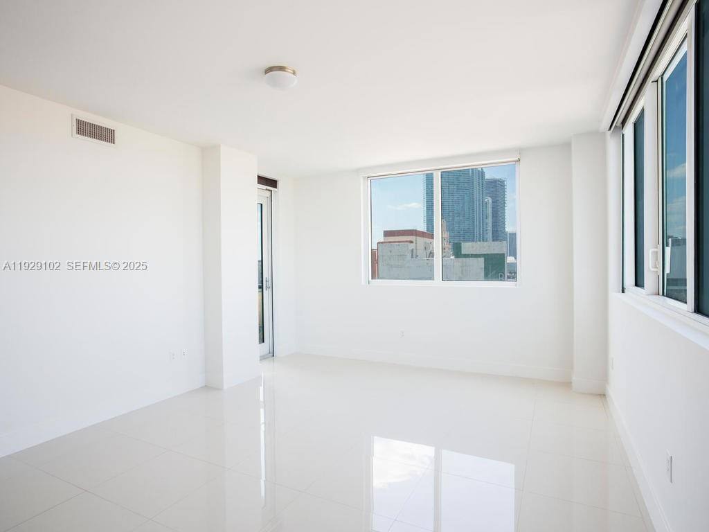 Apartment for rent at 244 Biscayne Blvd #2402, Miami, FL 33132