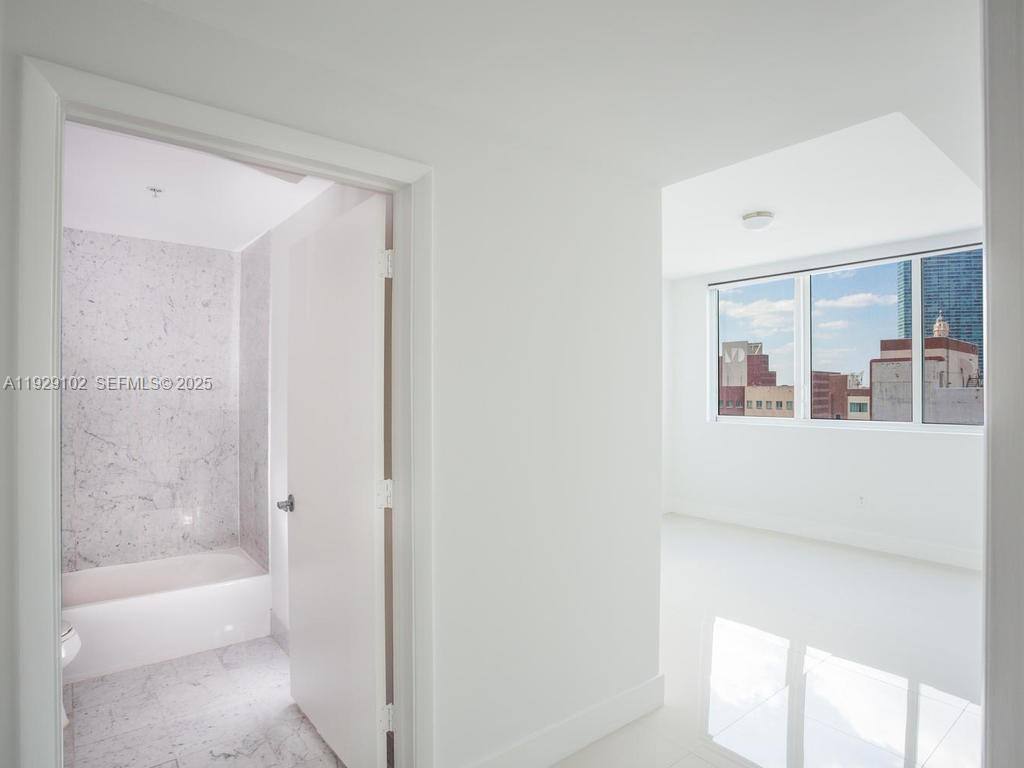 Apartment for rent at 244 Biscayne Blvd #2402, Miami, FL 33132