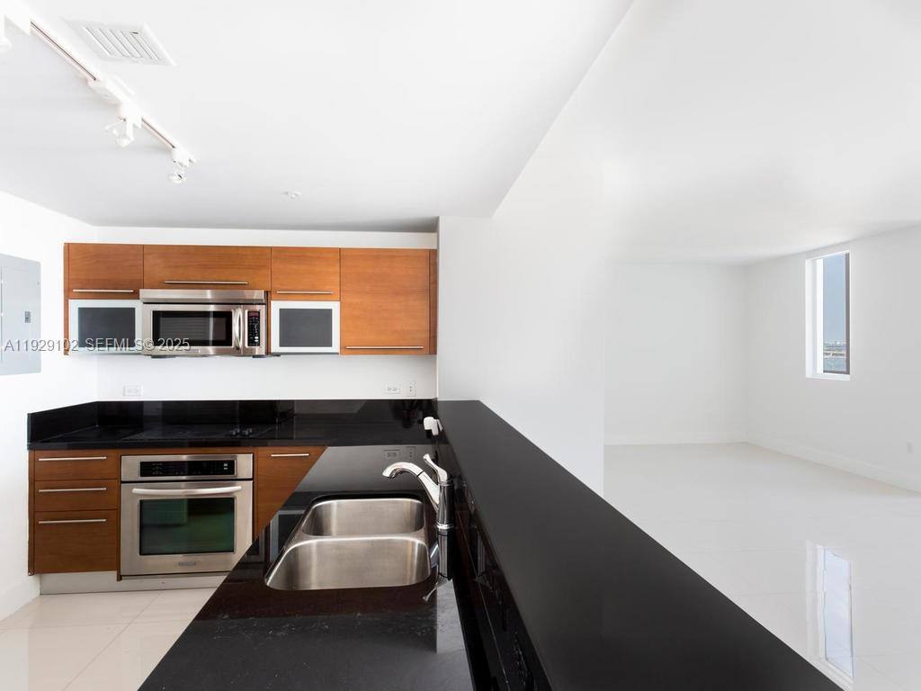 Apartment for rent at 244 Biscayne Blvd #2402, Miami, FL 33132