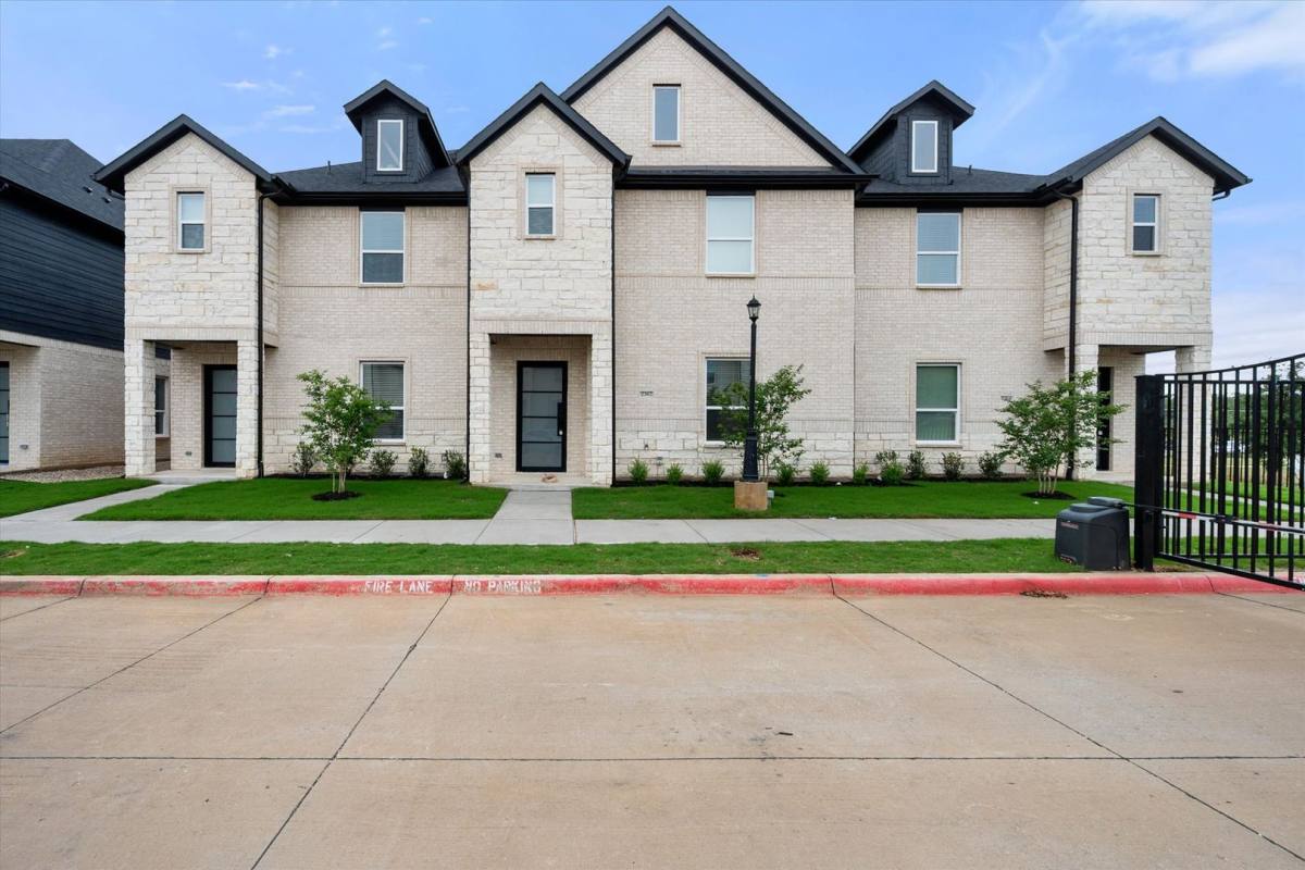 Townhouse for rent at 2360 Spring Park Blvd, Arlington, TX 76016