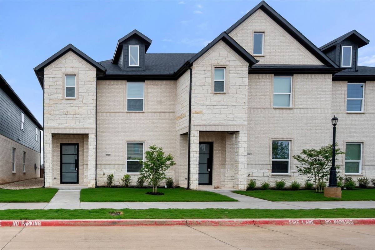 Townhouse for rent at 2360 Spring Park Blvd, Arlington, TX 76016