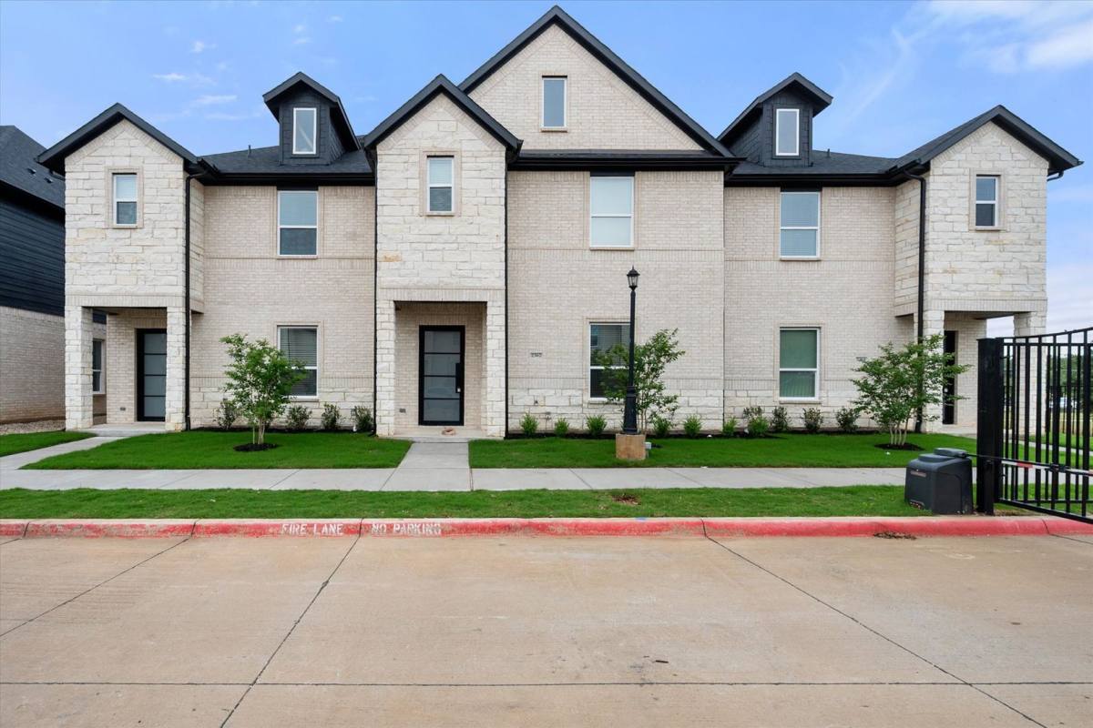 Townhouse for rent at 2360 Spring Park Blvd, Arlington, TX 76016