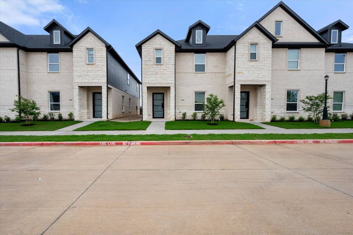 Townhouse for rent at 2360 Spring Park Blvd, Arlington, TX 76016