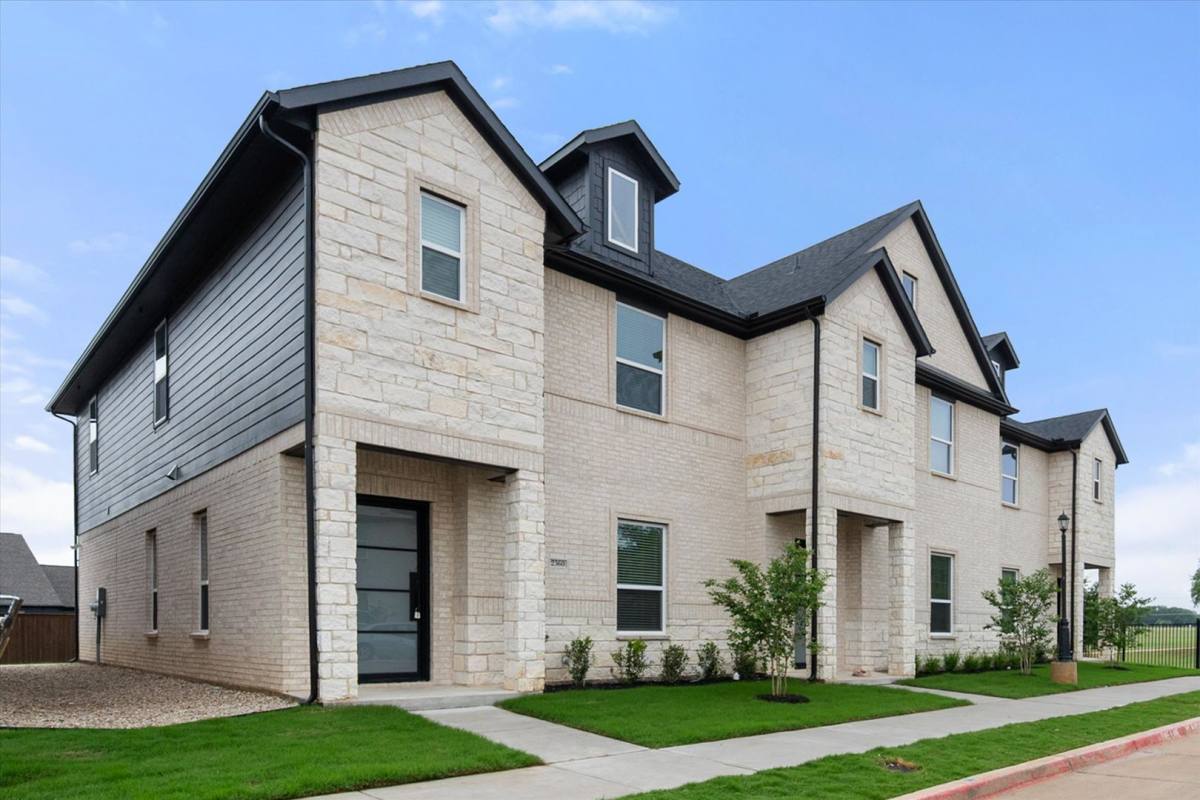 Townhouse for rent at 2360 Spring Park Blvd, Arlington, TX 76016