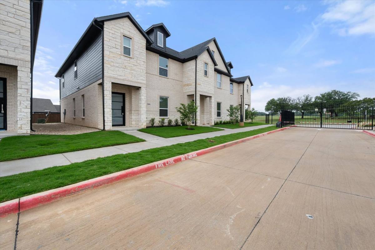 Townhouse for rent at 2360 Spring Park Blvd, Arlington, TX 76016