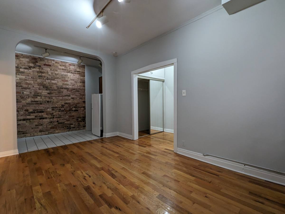 Apartment for rent at 511 W Melrose #301, Chicago, IL 60657