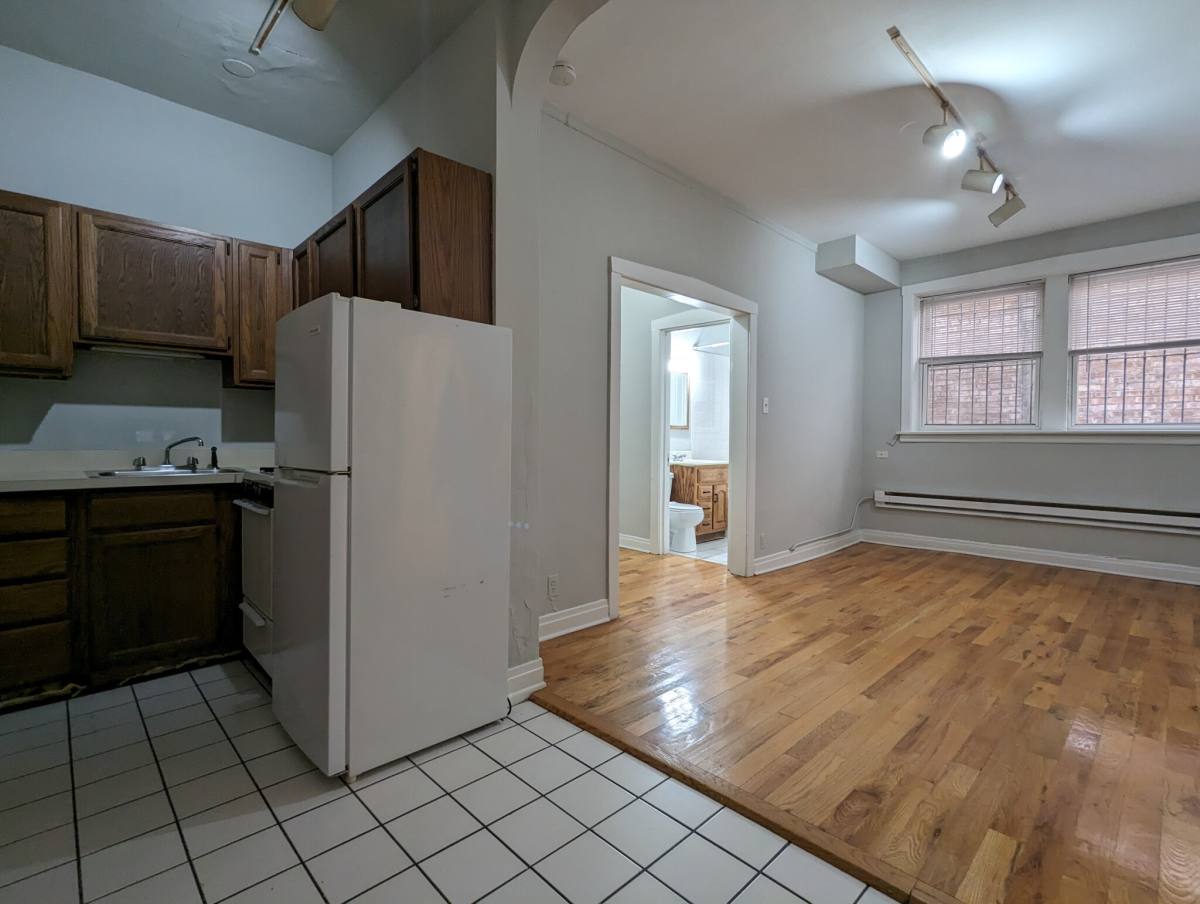Apartment for rent at 511 W Melrose #301, Chicago, IL 60657