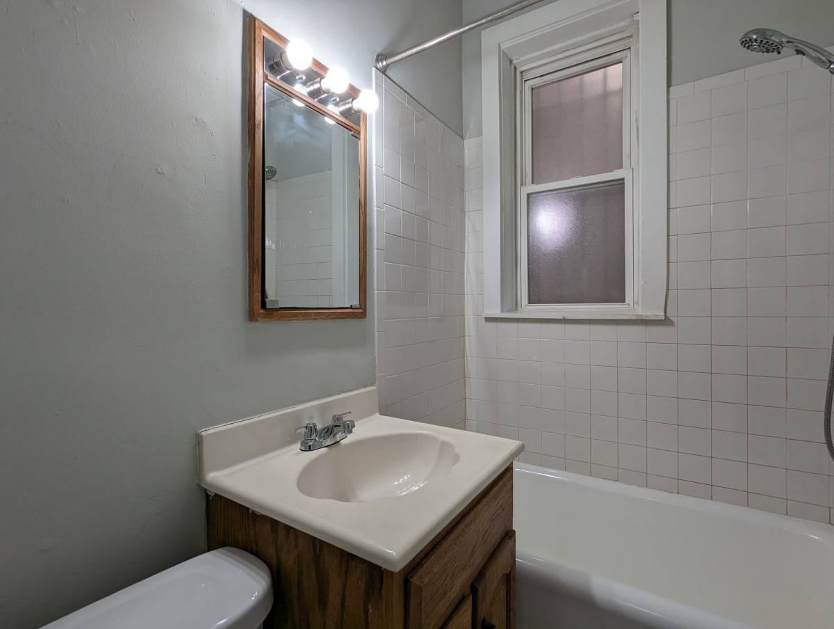 Apartment for rent at 511 W Melrose #301, Chicago, IL 60657