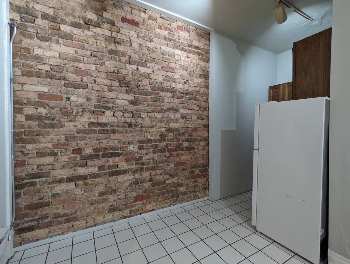 Apartment for rent at 511 W Melrose #301, Chicago, IL 60657