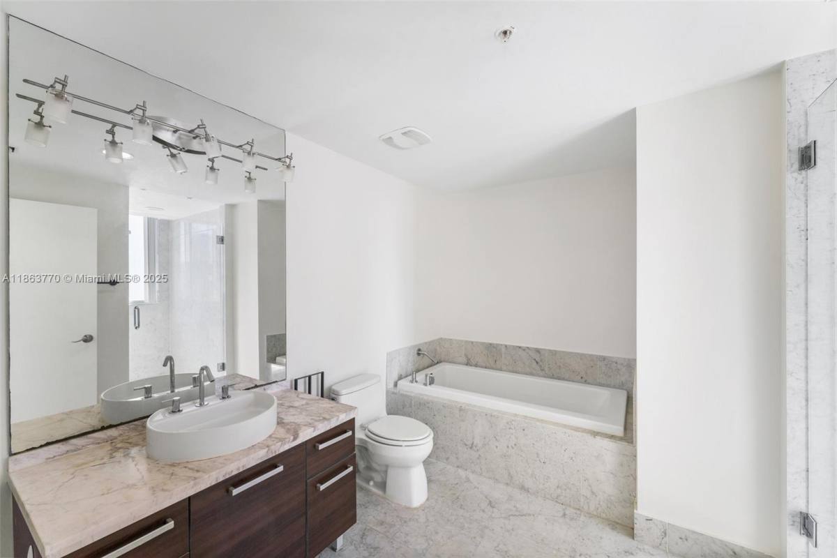 Condo for rent at 244 Biscayne Blvd #1808, Miami, FL 33132