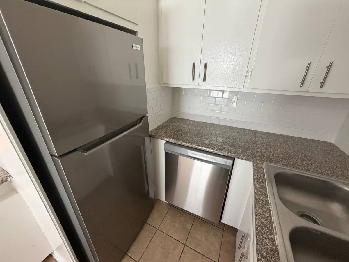 Apartment for rent at 3618 Vinton Ave, Los Angeles, CA 90034