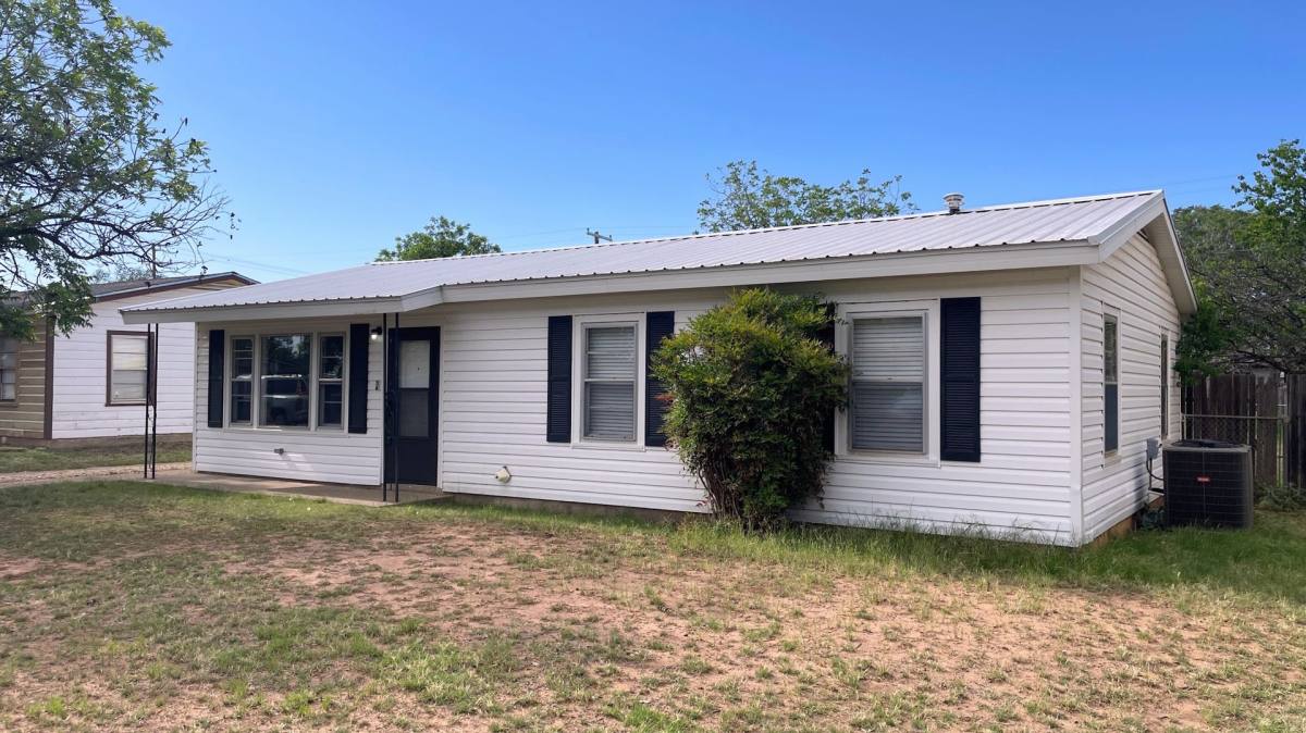 House for rent at 2109 42nd St, Snyder, TX 79549