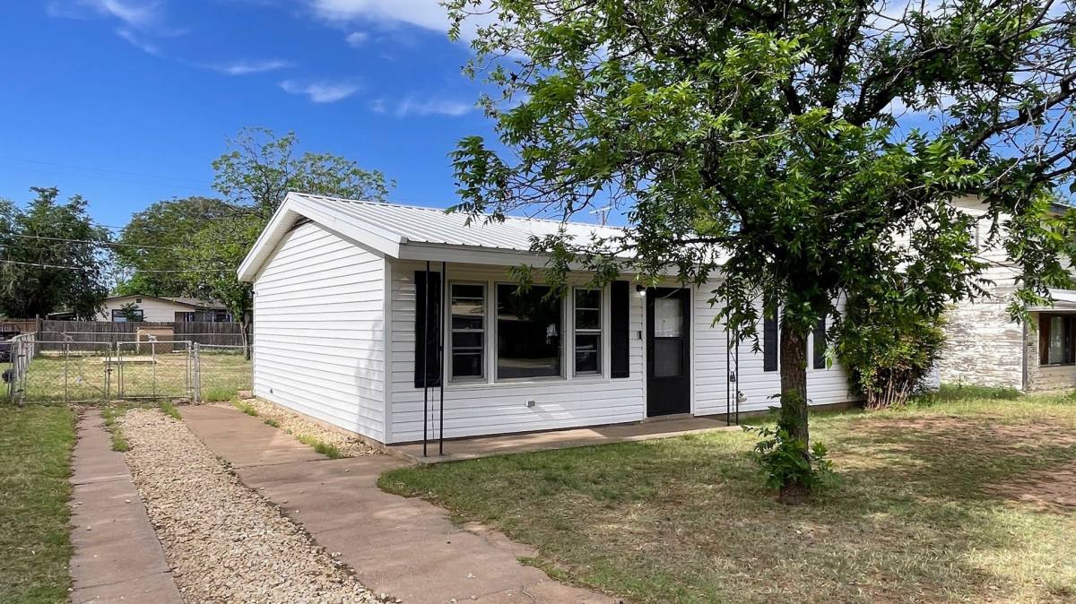 House for rent at 2109 42nd St, Snyder, TX 79549