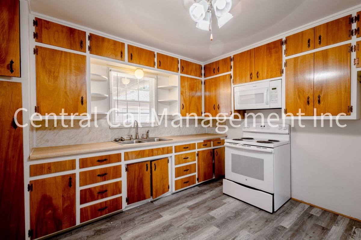 House for rent at 627 Hood Dr, Bakersfield, CA 93308