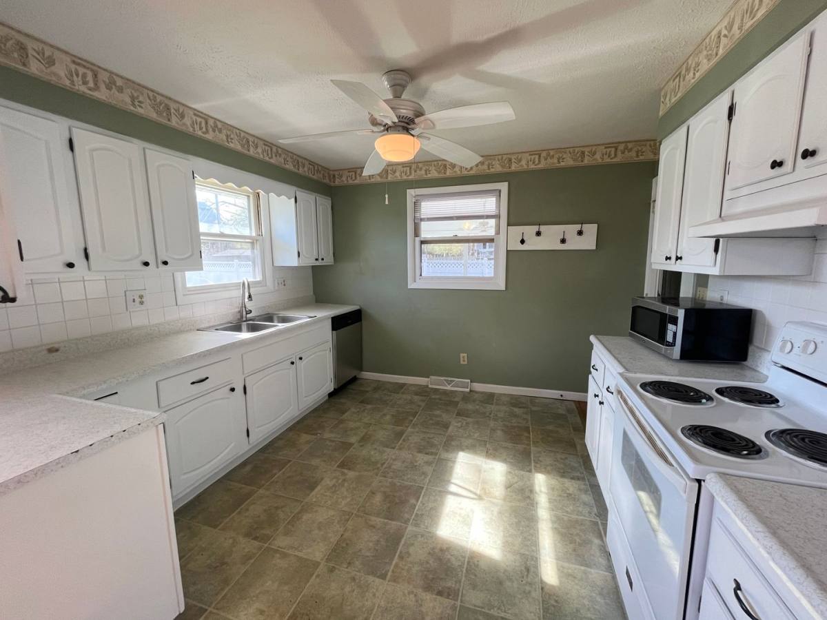 House for rent at 4059 Woodland Lane, Saint Joseph, MI 49085