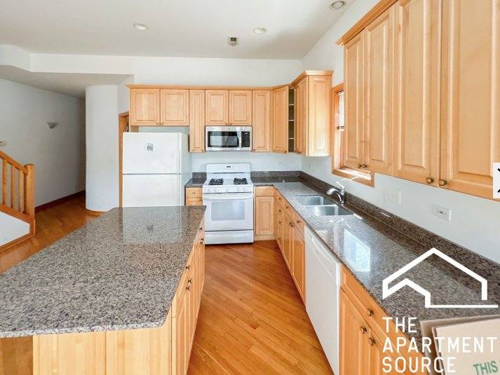 Apartment for rent at 2743 N Southport #3, Chicago, IL 60614