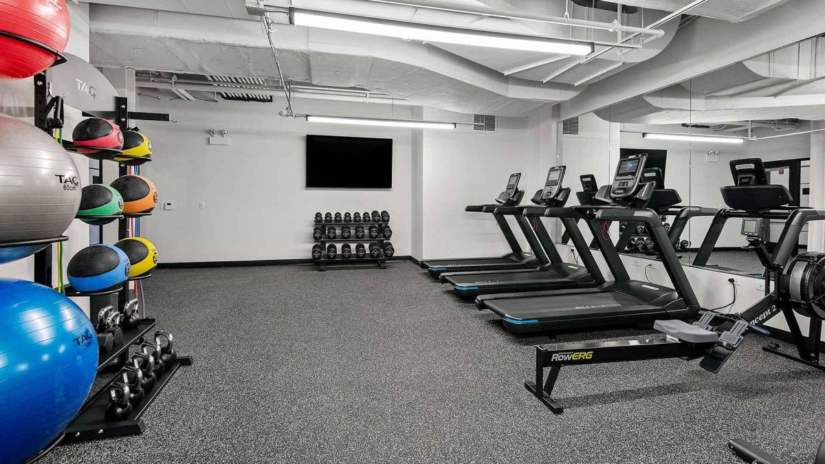 Apartment for rent at 949 W Dakin St, Chicago, IL 60613