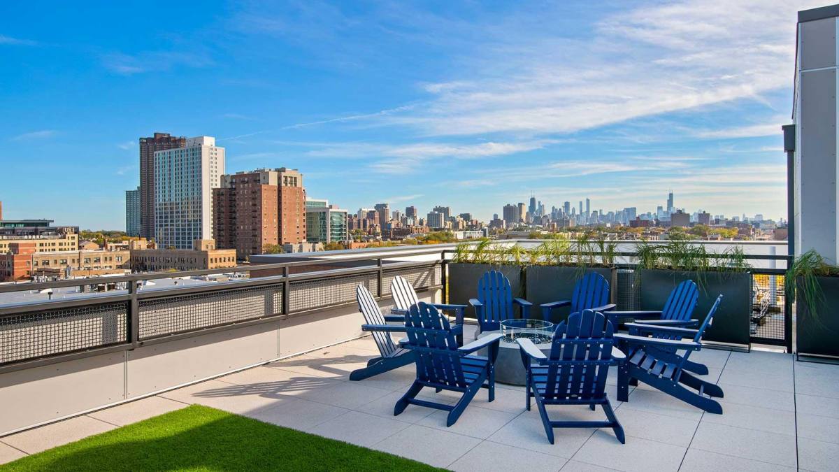 Apartment for rent at 949 W Dakin St, Chicago, IL 60613