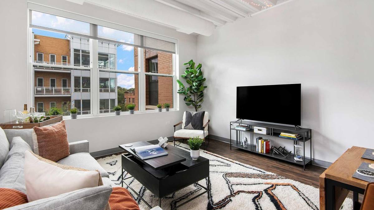 Apartment for rent at 949 W Dakin St, Chicago, IL 60613