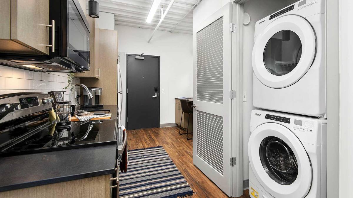 Apartment for rent at 949 W Dakin St, Chicago, IL 60613
