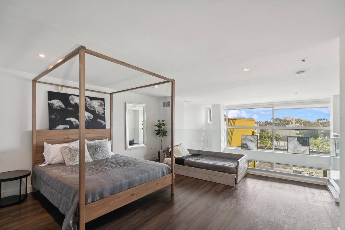 Apartment for rent at 1548 6th St, Santa Monica, CA 90401