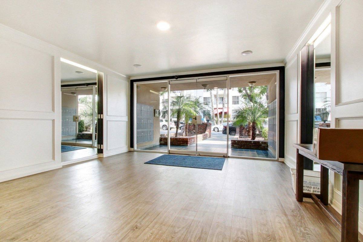 Apartment for rent at South Wooster, 835 S Wooster St, Los Angeles, CA 90035